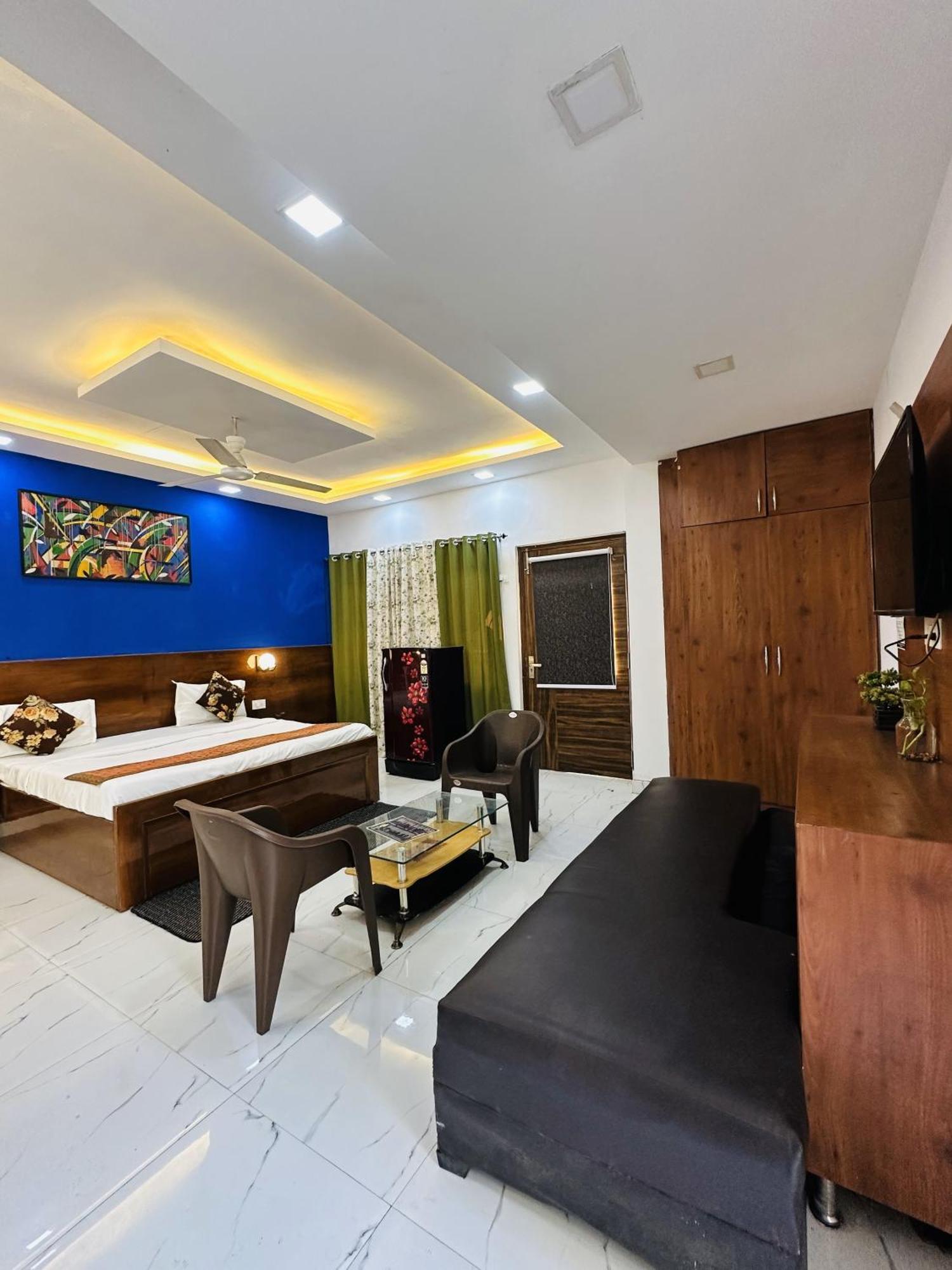 Golden Bed And Breakfast- High Quality Rooms In South Ex-1 D Block 뉴델리 외부 사진