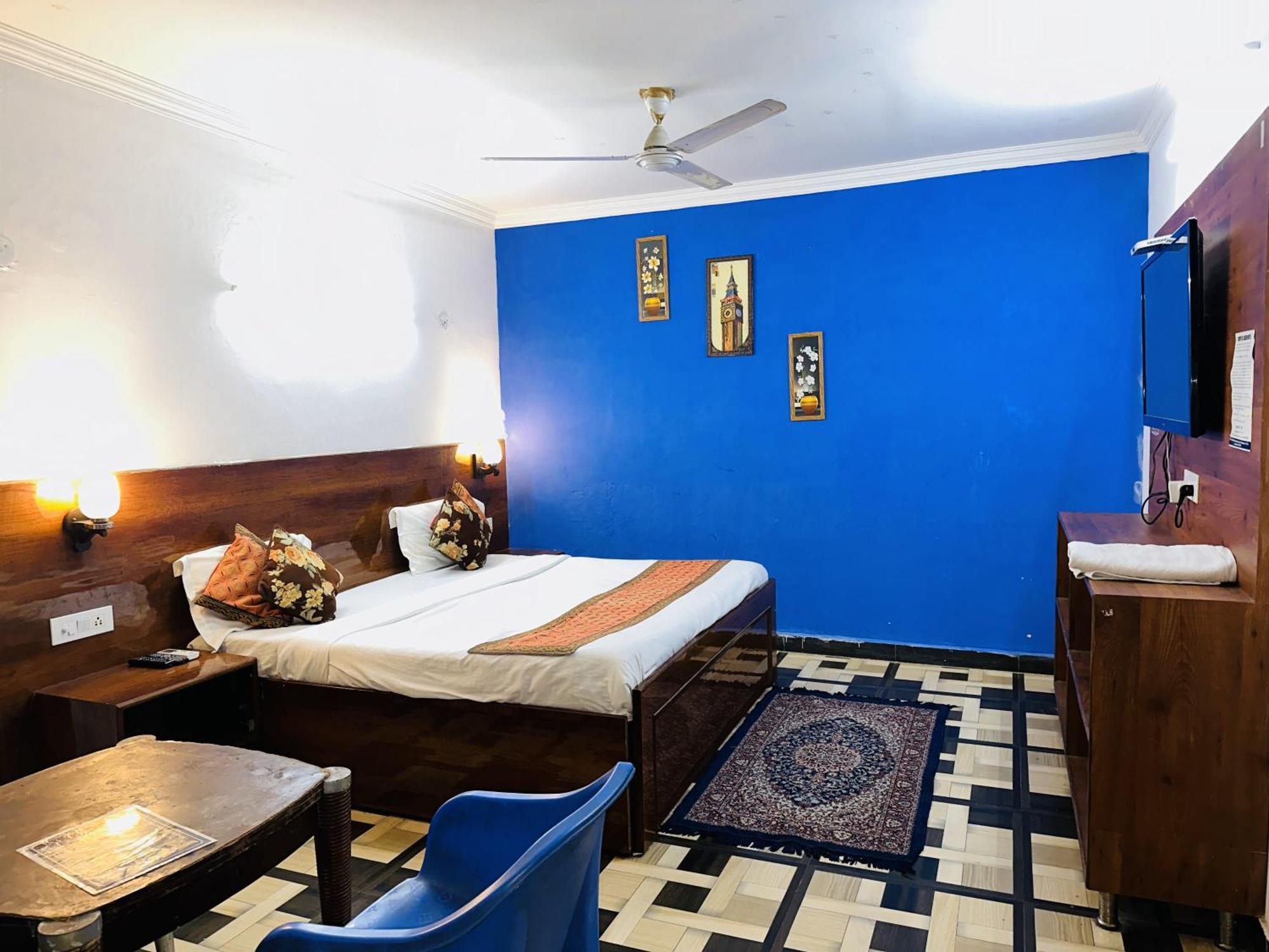 Golden Bed And Breakfast- High Quality Rooms In South Ex-1 D Block 뉴델리 외부 사진